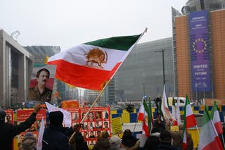 Apoiadores do Conselho Nacional de Resistência do Irã agitam uma bandeira iraniana enquanto participam de uma manifestação em apoio ao povo iraniano em Bruxelas, em 29 de janeiro de 2026. (Foto de Nicolas TUCAT/AFP via Getty Images)